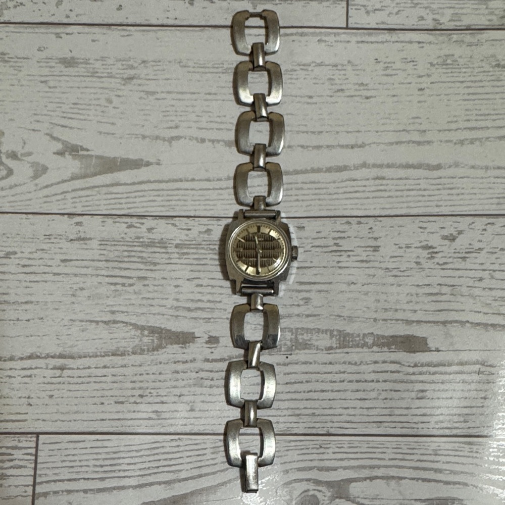Vintage timex silver tone Ladies hand-wind bracelet watch